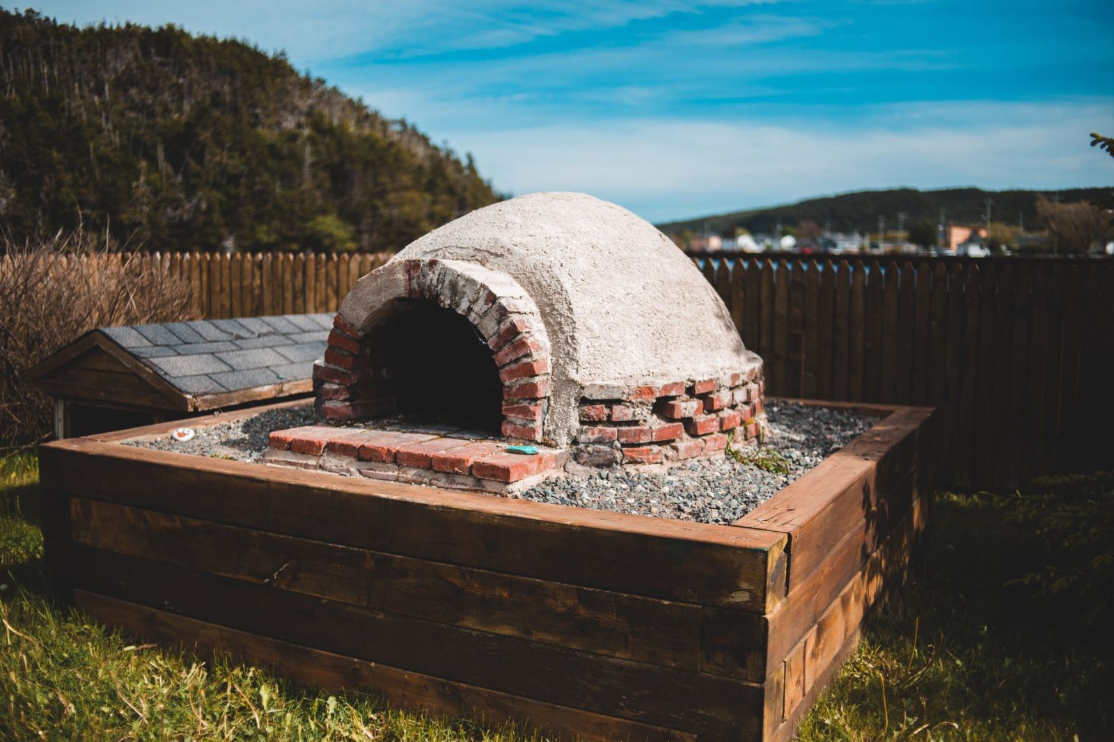 Brick pizza oven (Photo by Erik Mclean from Pexels)
