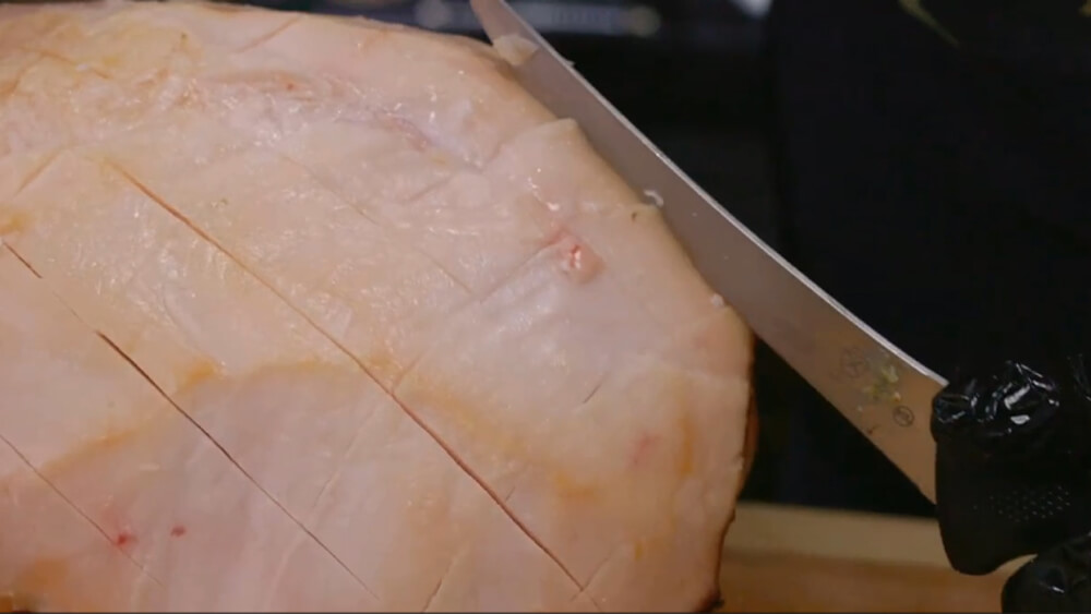 This_image_shows_cutting_the_ham_in_diagonal