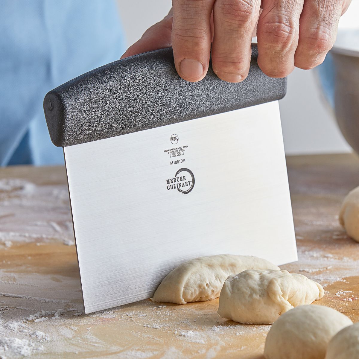 This_image_shows_pizza_cutter