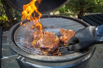 This_image_shows_Steak_being_cooked_on_sns_Easy_spin_Kettle_grill