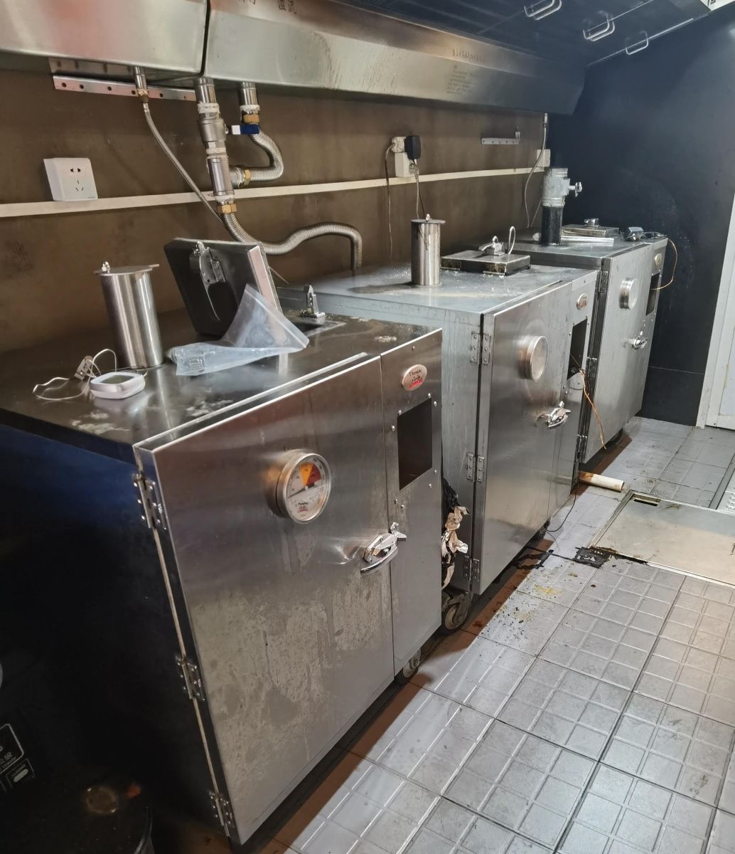 Gravity feed smoker top