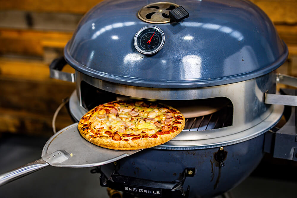 This_image_shows_Kettle_pizza_attachment