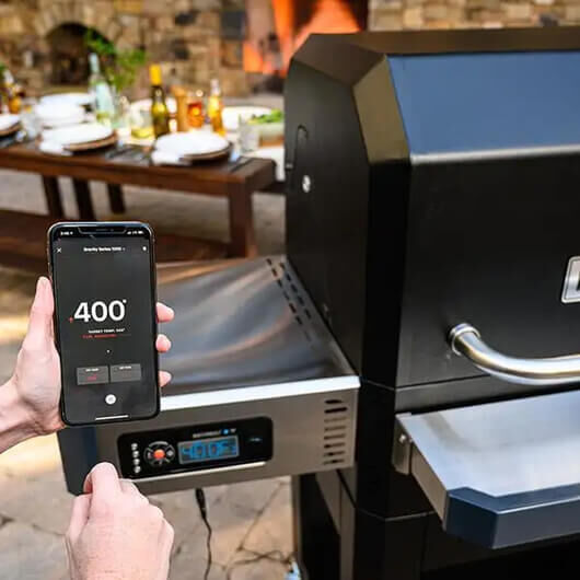 Controlling the Masterbuilt Gravity Feed Smoker temperature at 400°F using the digital app and smart controller.
