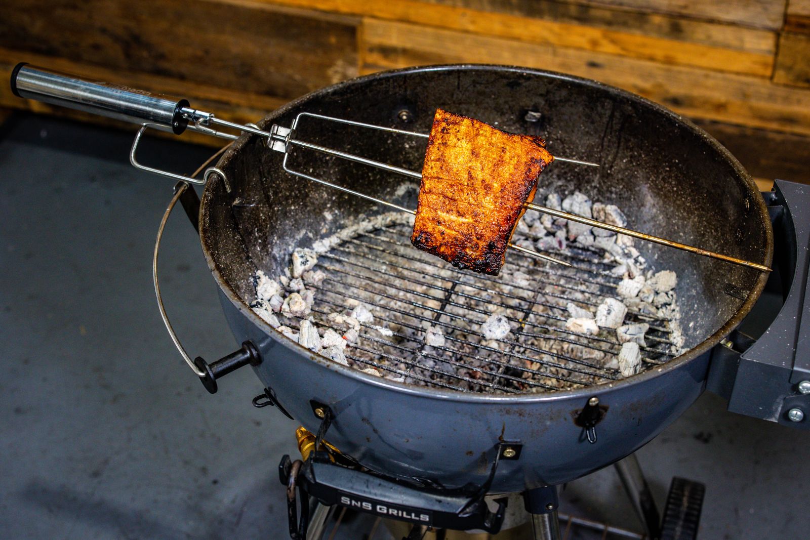 This_image_shows_pork_belly_being_cooked_Espetosul_rotisserie_using_kettle_bbq