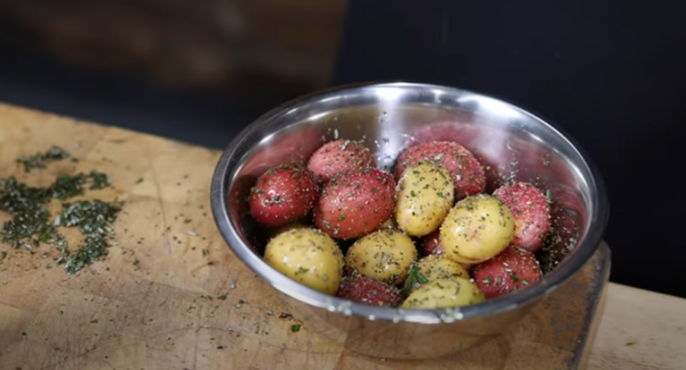 This_image_shows_Potatoes_seasoned_with_rosemary_and_olive_oil