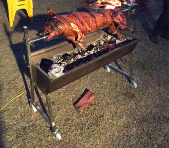 Suckling_pig_on_the_Minion_Spit_Roaster 