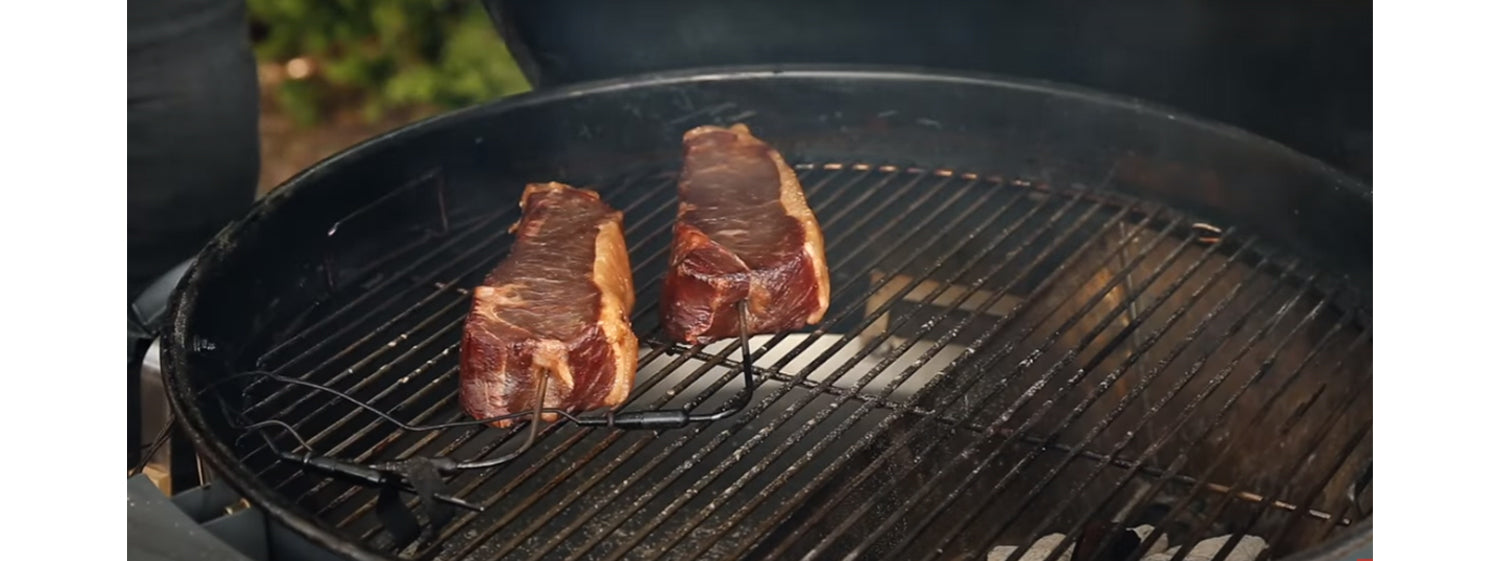 This image shows a reverse newyork steak on S 'N S Kettle gril