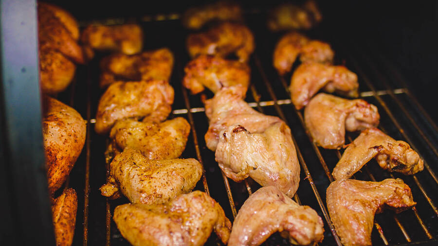 This_image_shows_smoked_chicken_wings
