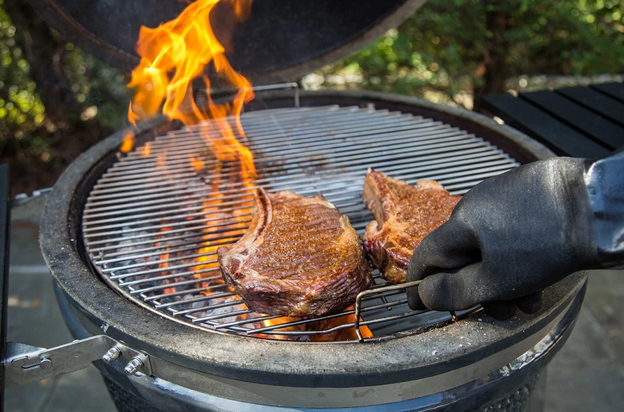 This_image_shows_Steak_being_cooked_on_SNS_Kamado