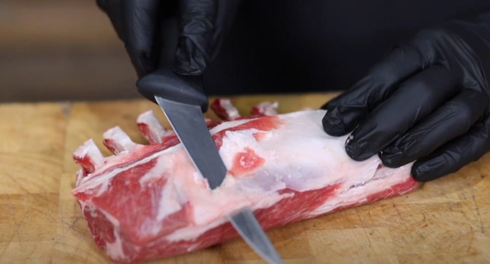 This_image_shows_the_fat_of_the_lamb_being_trimmed