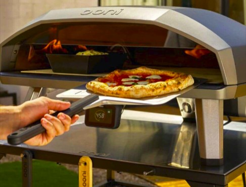 Ooni Koda 2 Max Pizza Oven with delicious pizza