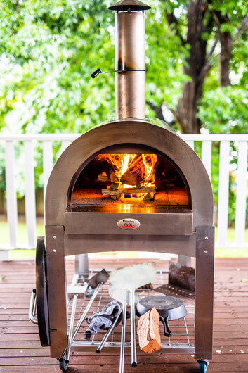 This_image_shows_Wood_fired_pizza_oven_with_accessories