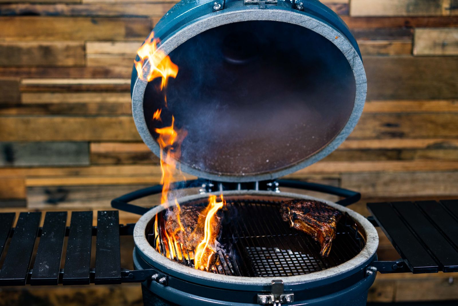 This_image_shows_steak_being_cooked_on_SNS-Kamado