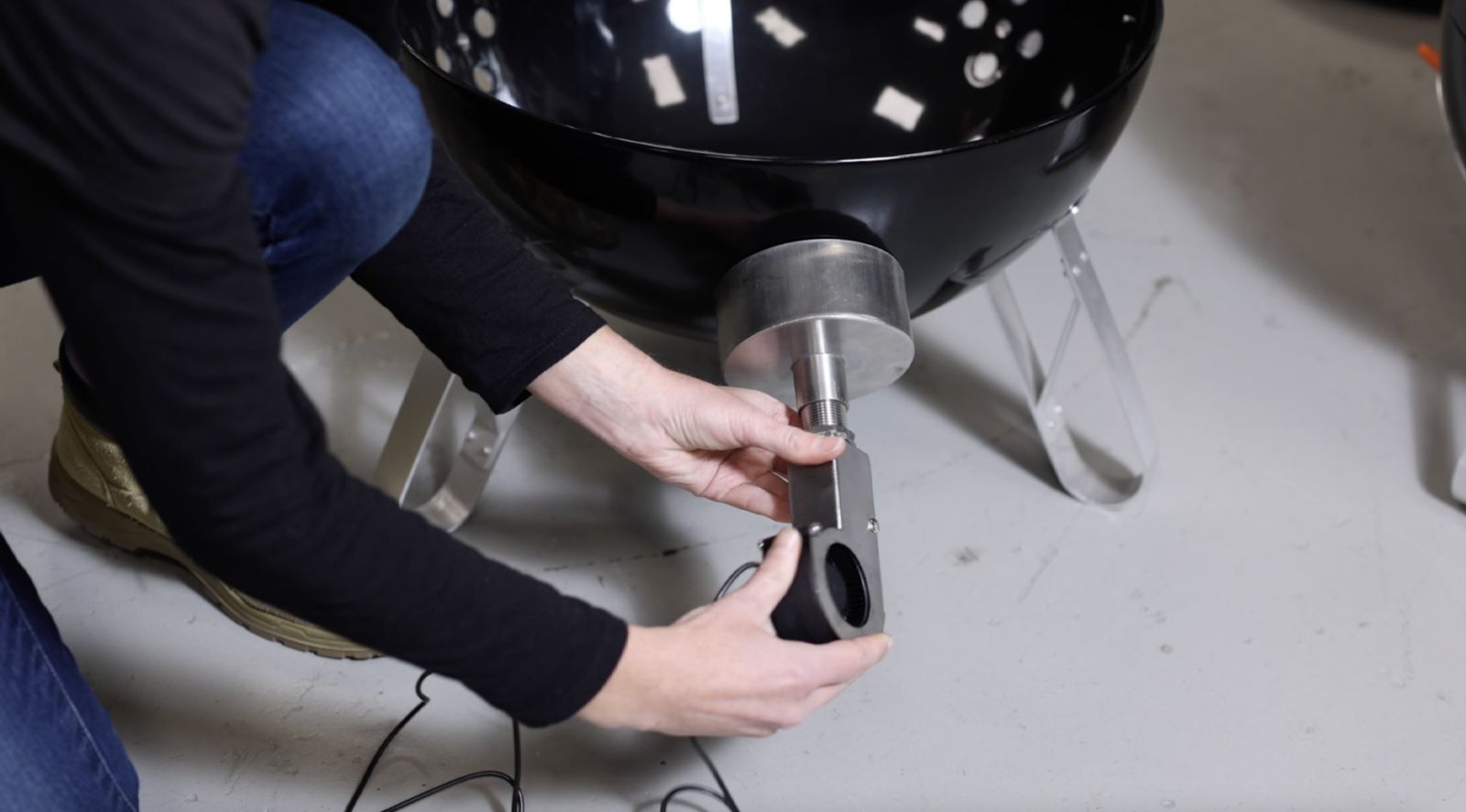 This image shows a fan attached to universal adaptor. 