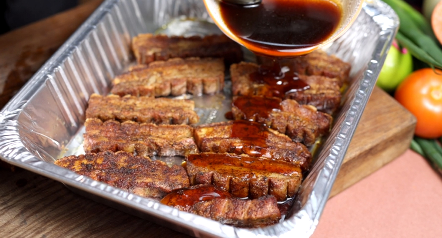 This images shows a sauce poured in the pork cubes